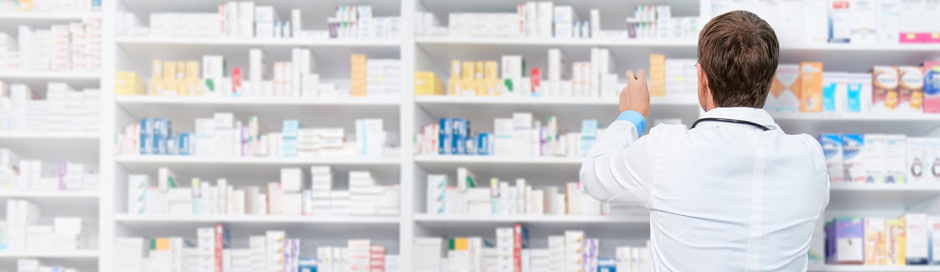 Apotheker räumt Sortiment ein